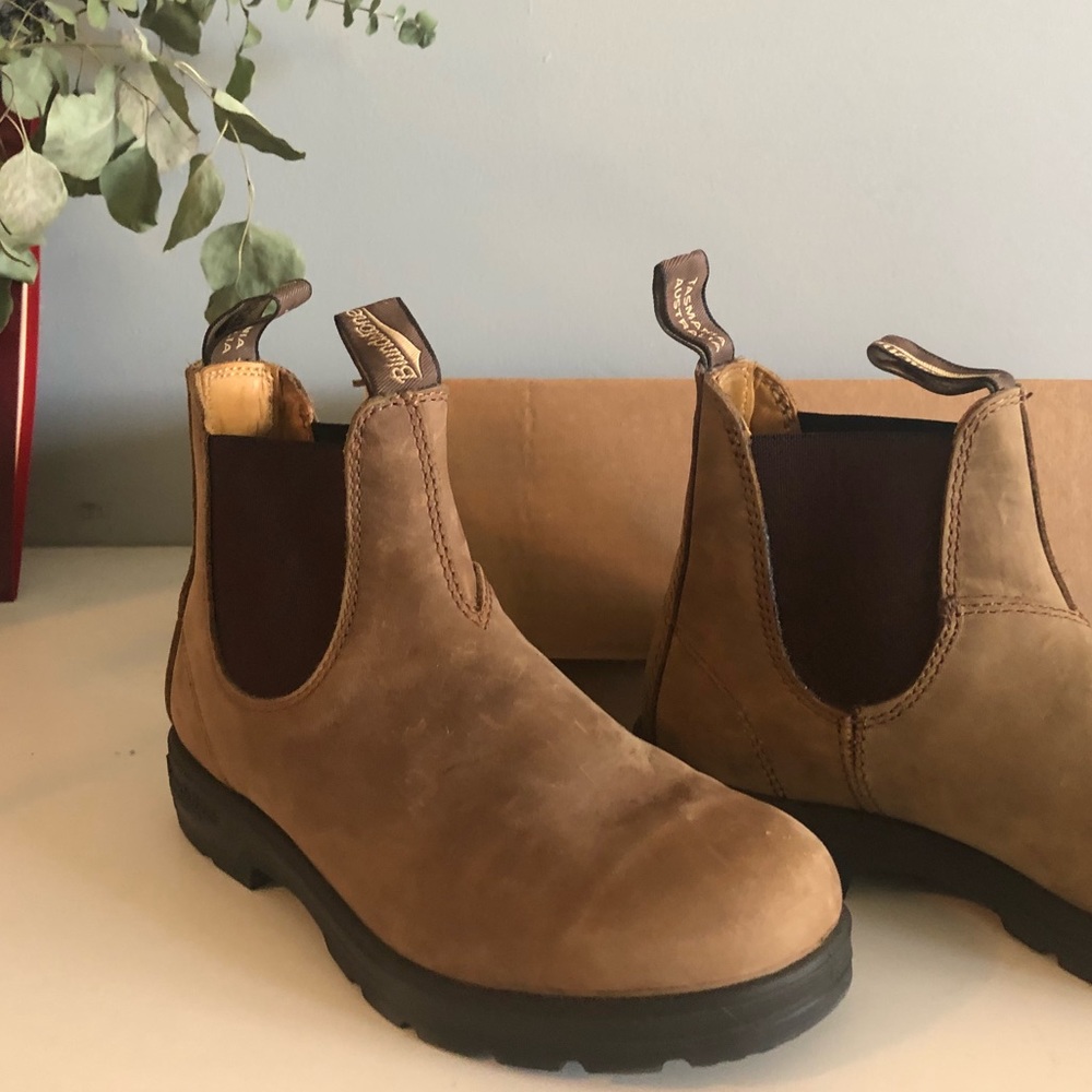 Blundstone boots women’s size 8 (rustic brown)